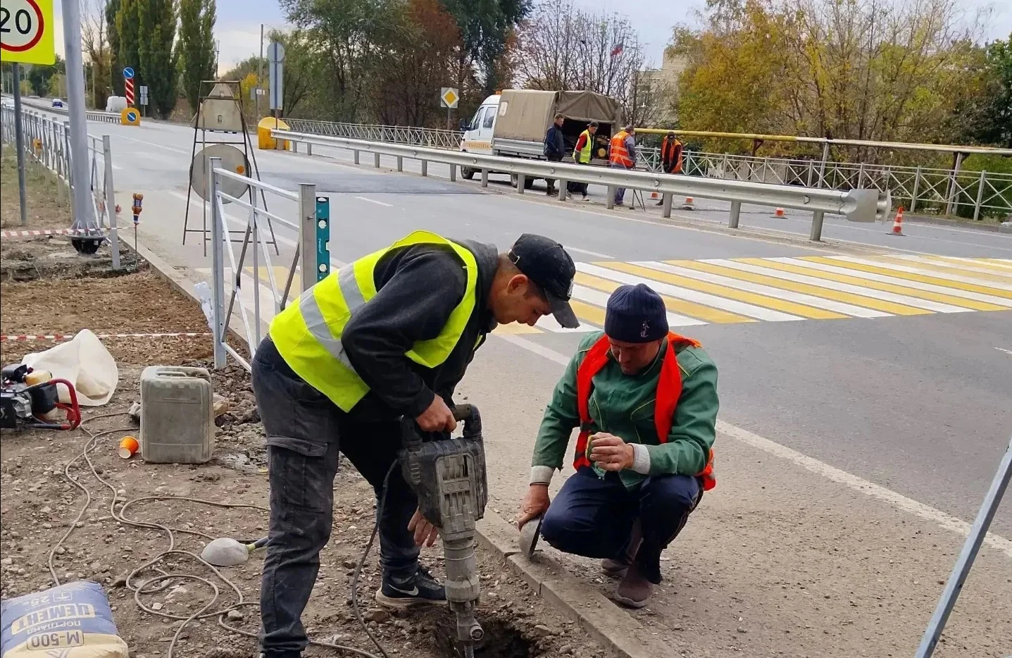На трассе, проходящей через Лутугинский район продолжаются работы по обустройству